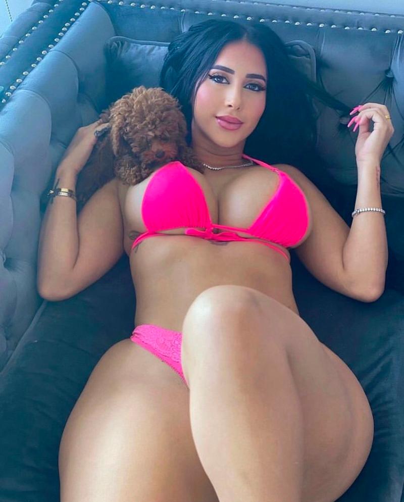 Hot chick in town